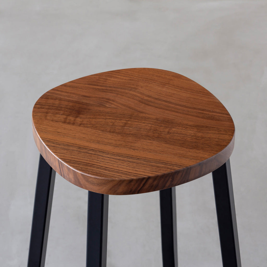 KANADEMONOの無垢ウォルナットSquircle座面とブラックのSlant Bar脚を合わせたシンプルモダンなスツール（座面）