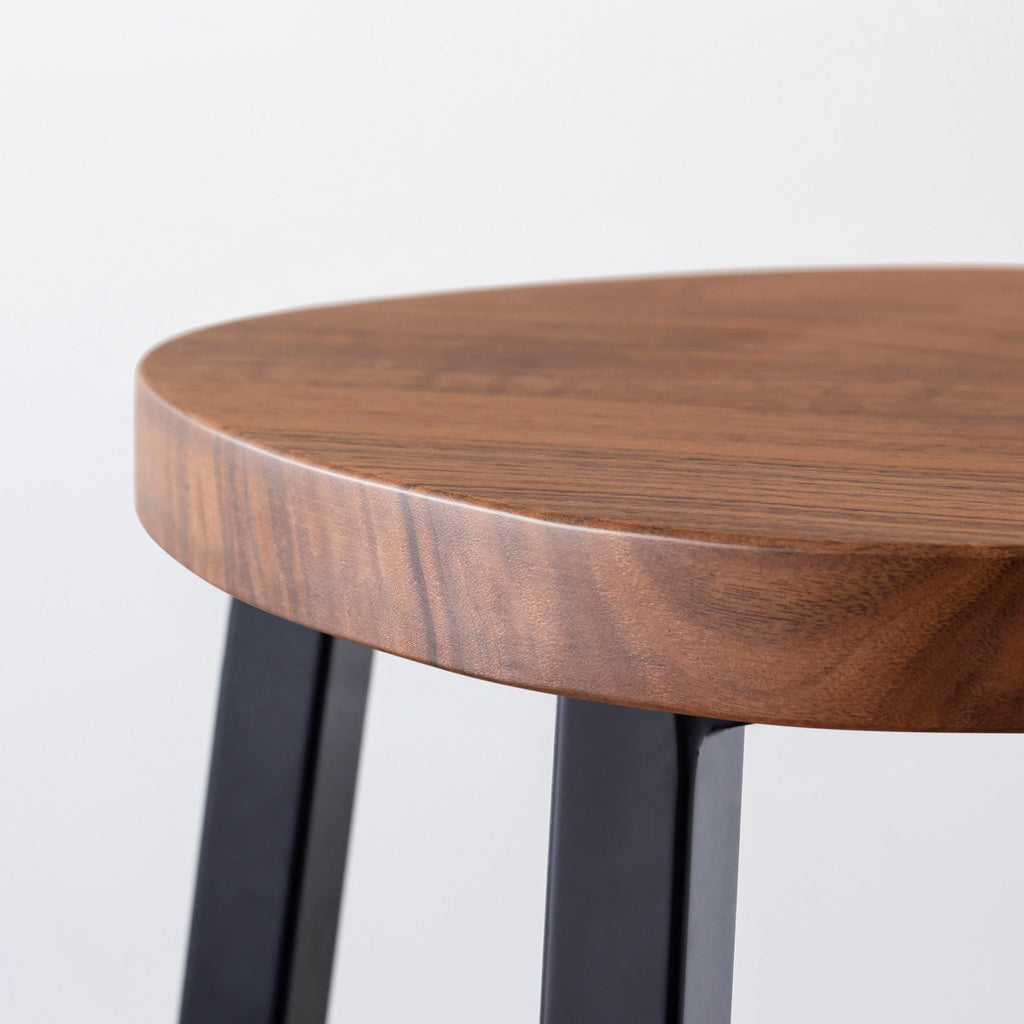 KANADEMONOの無垢ウォルナットSquircle座面とブラックのSlant Bar脚を合わせたシンプルモダンなスツール（座面側面）