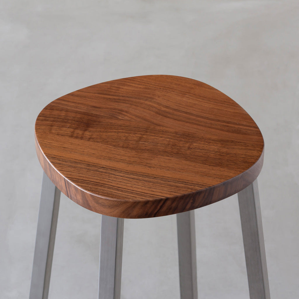 KANADEMONOの無垢ウォルナットSquircle座面とステンレスのSlant Bar脚を合わせたシンプルモダンなハイスツール（座面）