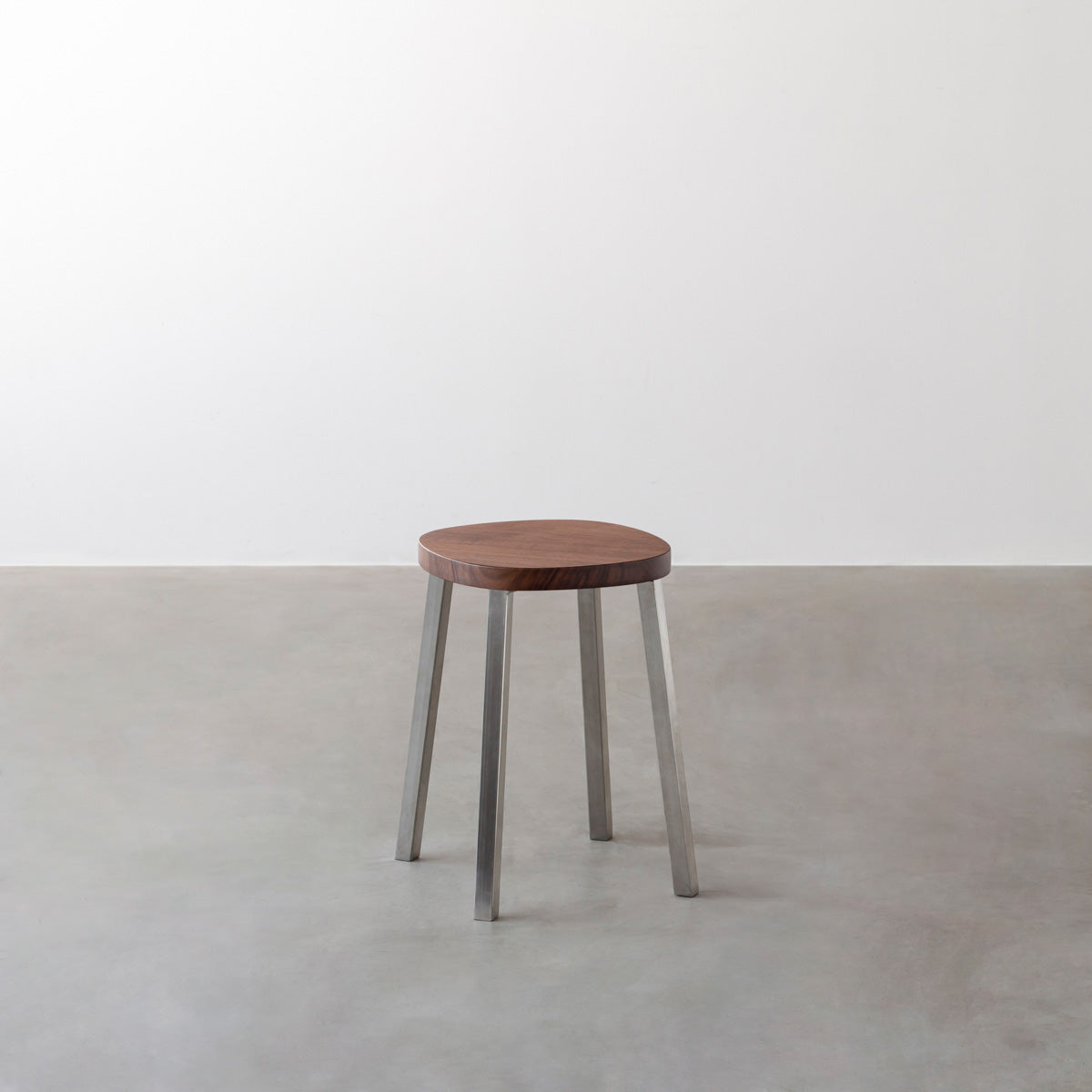 KANADEMONOの無垢ウォルナットSquircle座面とステンレスのSlant Bar脚を合わせたシンプルモダンなスツール
