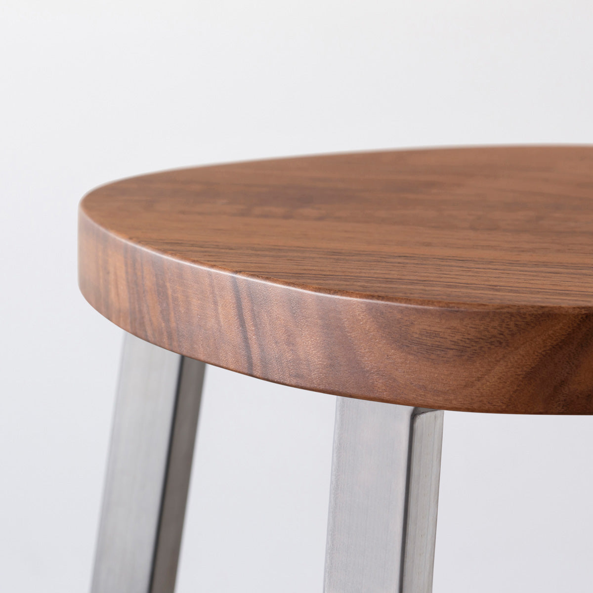 KANADEMONOの無垢ウォルナットSquircle座面とステンレスのSlant Bar脚を合わせたシンプルモダンなスツール（座面2）