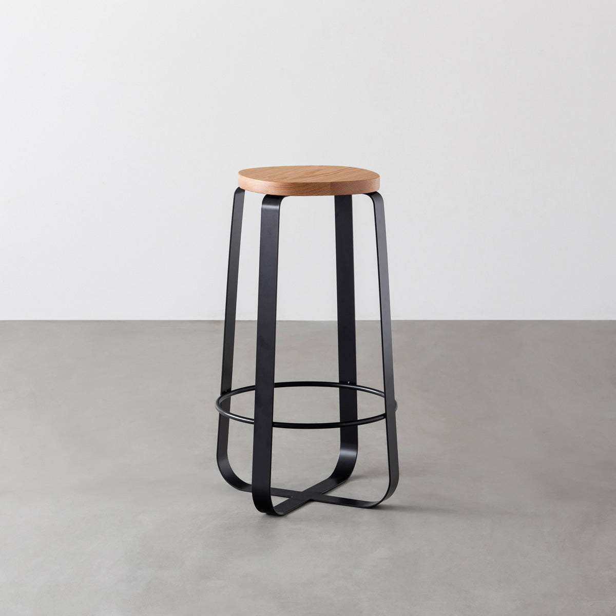 KANADEMONOの無垢レッドオーク Squircle座面とブラックのCross Plate脚を合わせたシンプルモダンなハイスツール