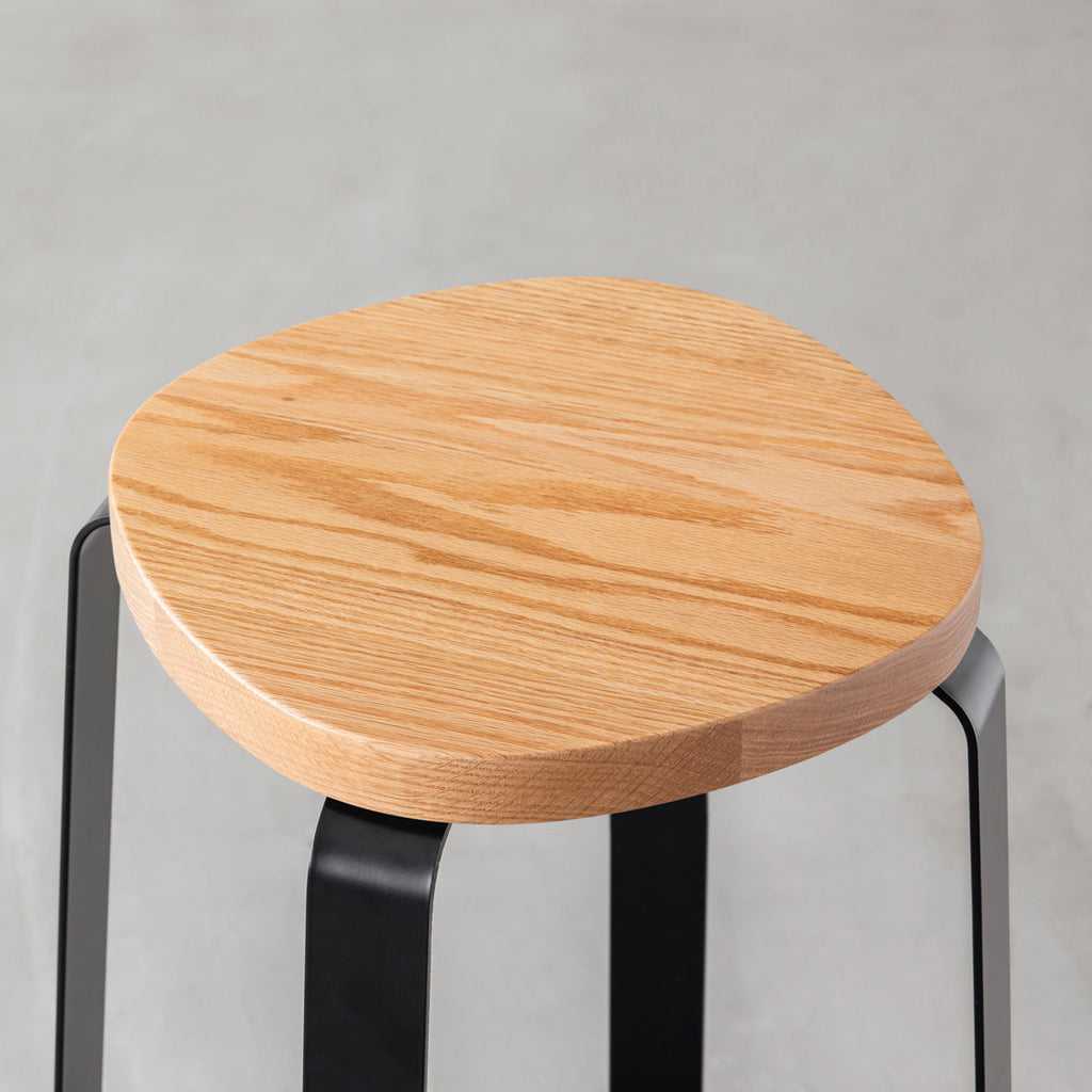 KANADEMONOの無垢レッドオーク Squircle座面とブラックのCross Plate脚を合わせたシンプルモダンなハイスツール（座面）