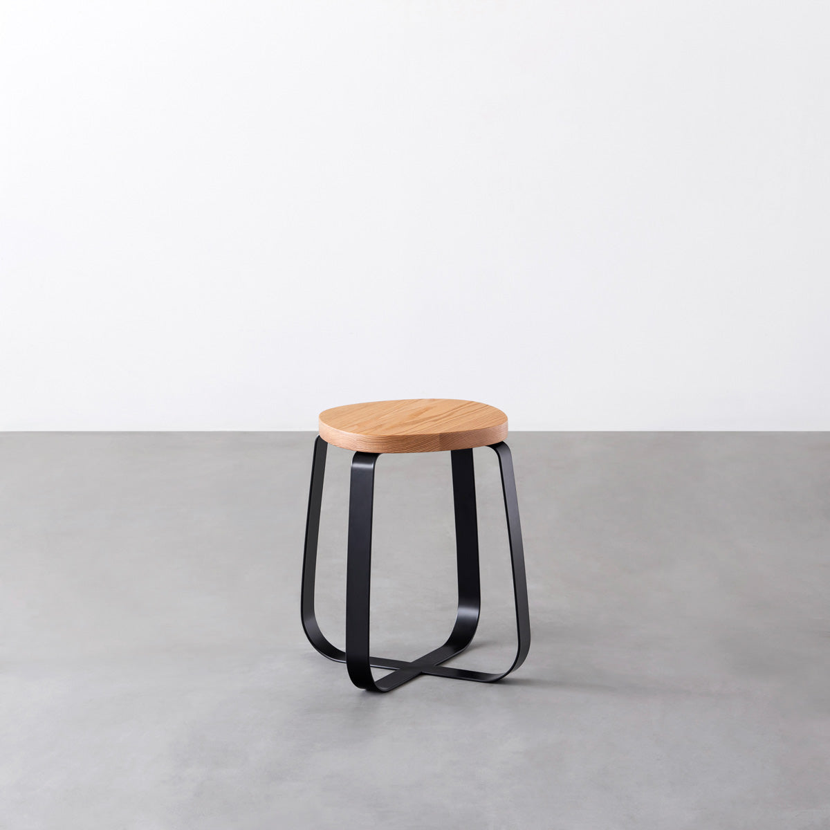 KANADEMONOの無垢レッドオーク Squircle座面とブラックのCross Plate脚を合わせたシンプルモダンなスツール