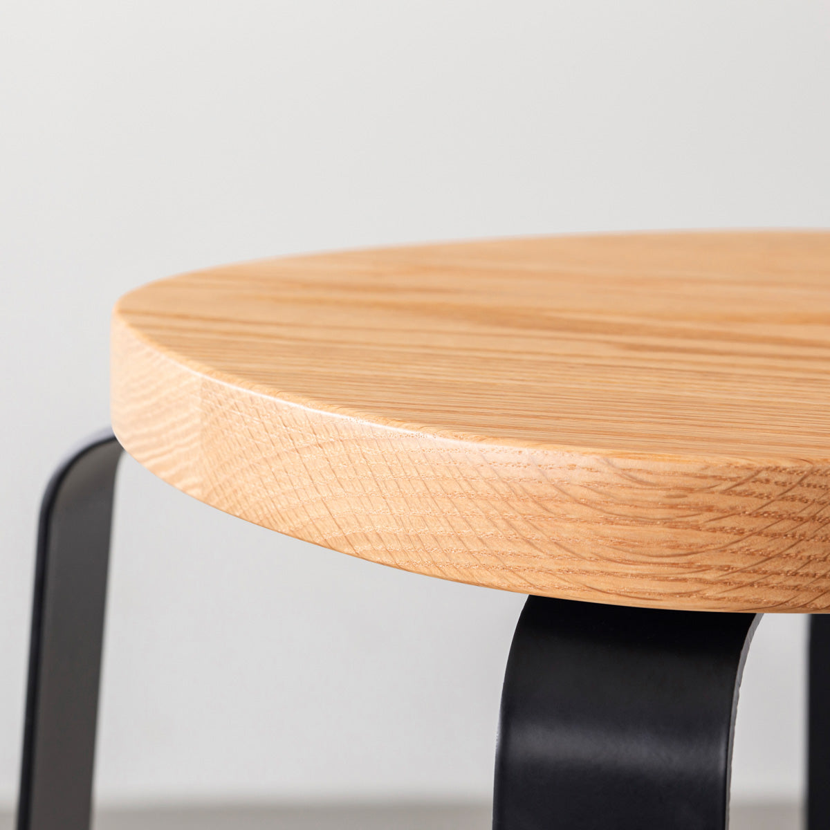 KANADEMONOの無垢レッドオーク Squircle座面とブラックのCross Plate脚を合わせたシンプルモダンなスツール（座面側面）