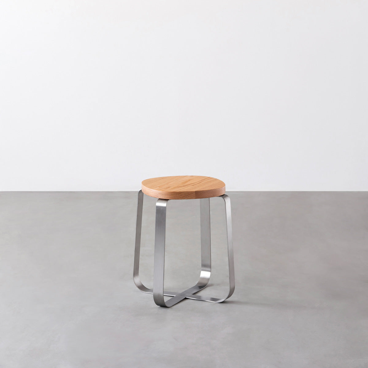 KANADEMONOの無垢レッドオーク Squircle座面とステンレスのCross Plate脚を合わせたシンプルモダンなスツール