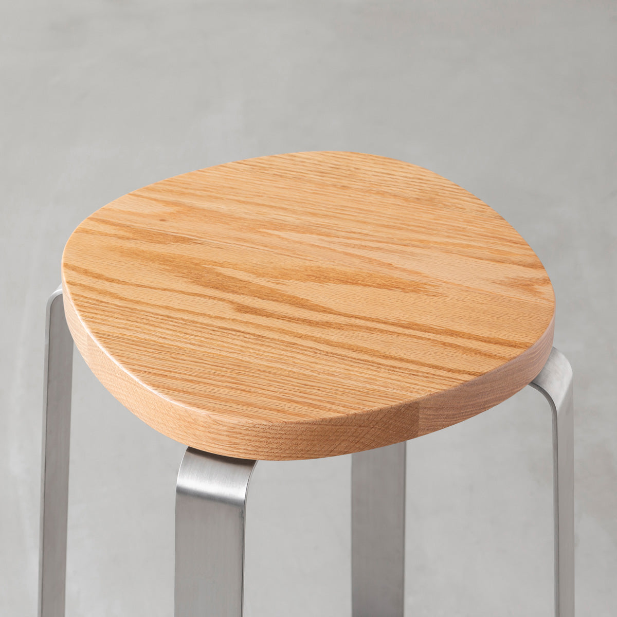 KANADEMONOの無垢レッドオーク Squircle座面とステンレスのCross Plate脚を合わせたシンプルモダンなスツール（座面）