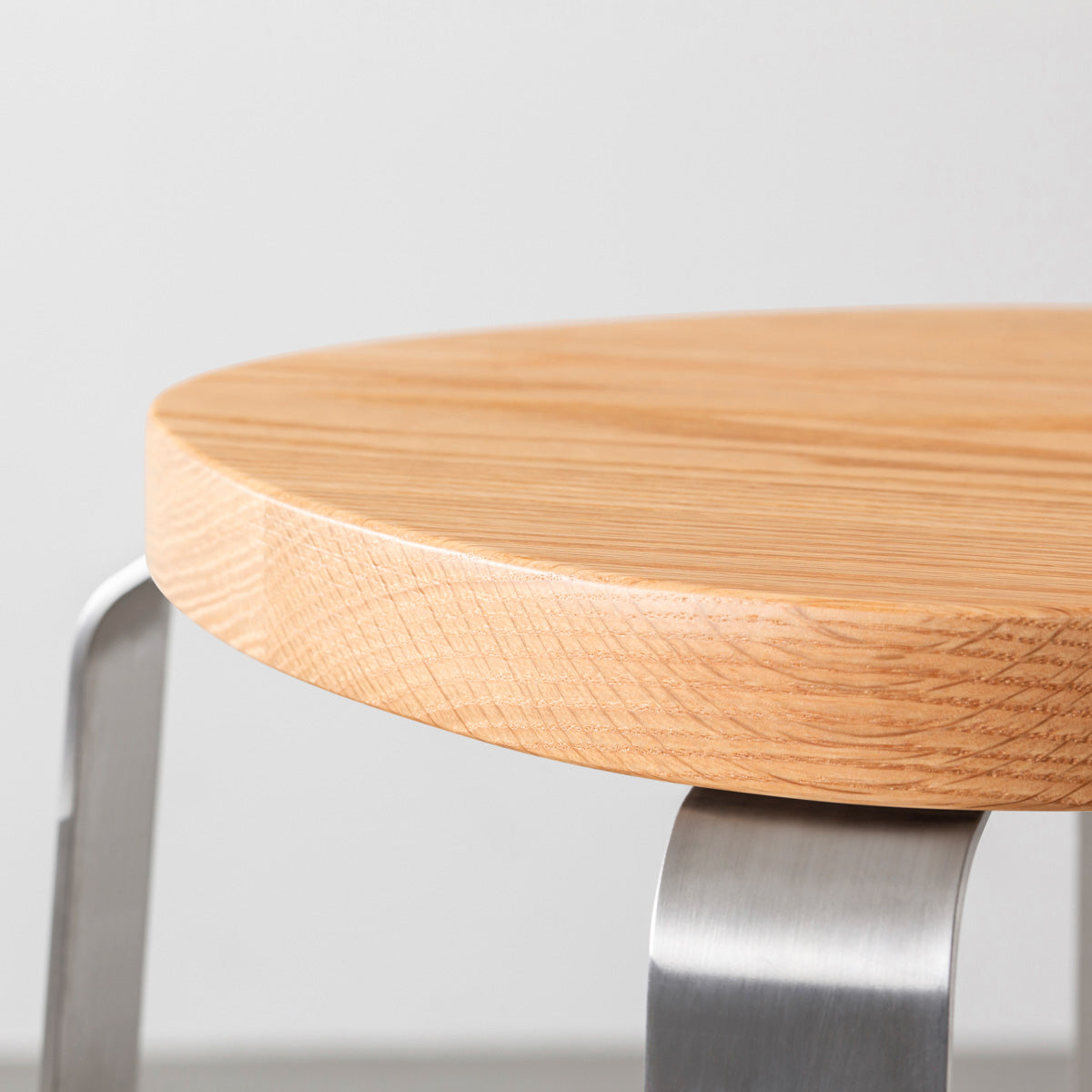 KANADEMONOの無垢レッドオーク Squircle座面とステンレスのCross Plate脚を合わせたシンプルモダンなスツール（座面側面）