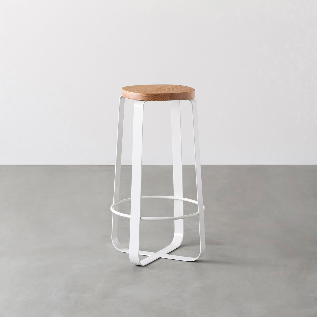 KANADEMONOの無垢レッドオーク Squircle座面とホワイトのCross Plate脚を合わせたシンプルモダンなハイスツール