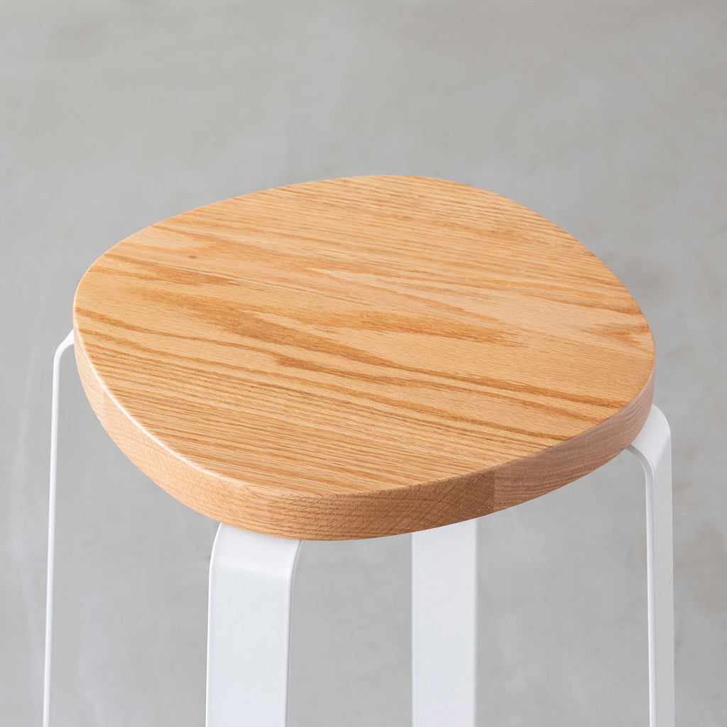 KANADEMONOの無垢レッドオーク Squircle座面とホワイトのCross Plate脚を合わせたシンプルモダンなハイスツール（座面）