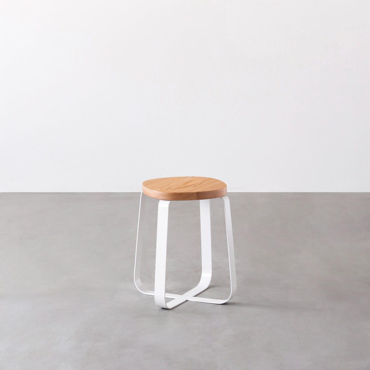 KANADEMONOの無垢レッドオーク Squircle座面とホワイトのCross Plate脚を合わせたシンプルモダンなスツール