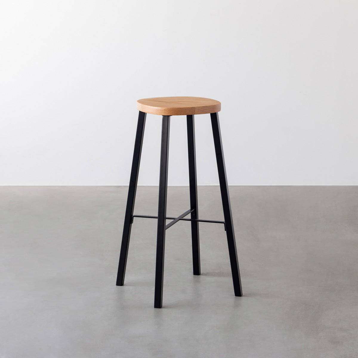 KANADEMONOの無垢レッドオーク Squircle座面とブラックのSlant Bar脚を合わせたシンプルモダンなハイスツール