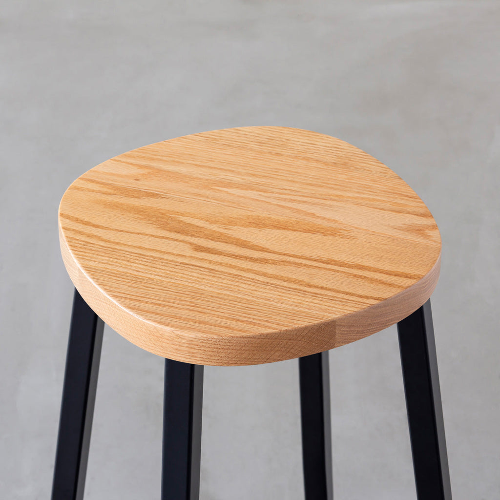 KANADEMONOの無垢レッドオーク Squircle座面とブラックのSlant Bar脚を合わせたシンプルモダンなハイスツール（座面）