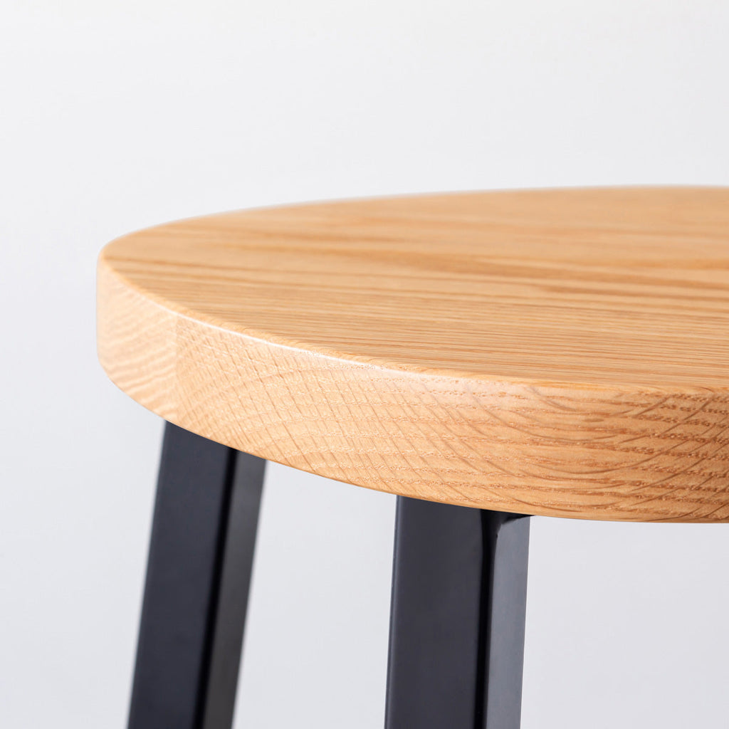 KANADEMONOの無垢レッドオーク Squircle座面とブラックのSlant Bar脚を合わせたシンプルモダンなスツール（座面側面）