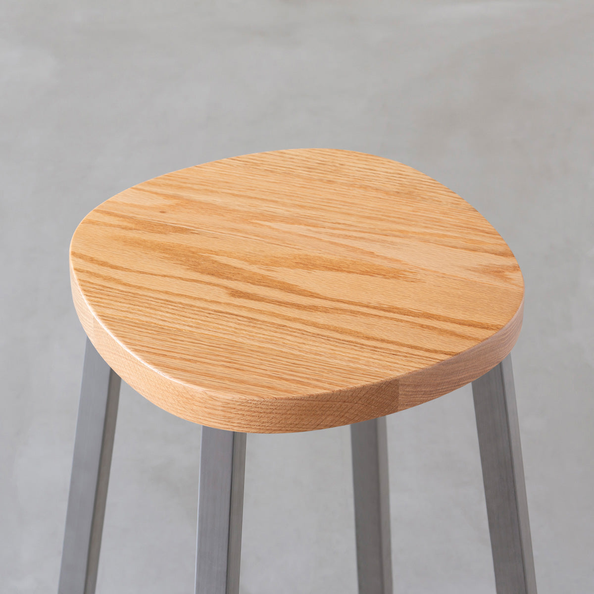 KANADEMONOの無垢レッドオーク Squircle座面とステンレスのSlant Bar脚を合わせたシンプルモダンなハイスツール（座面）