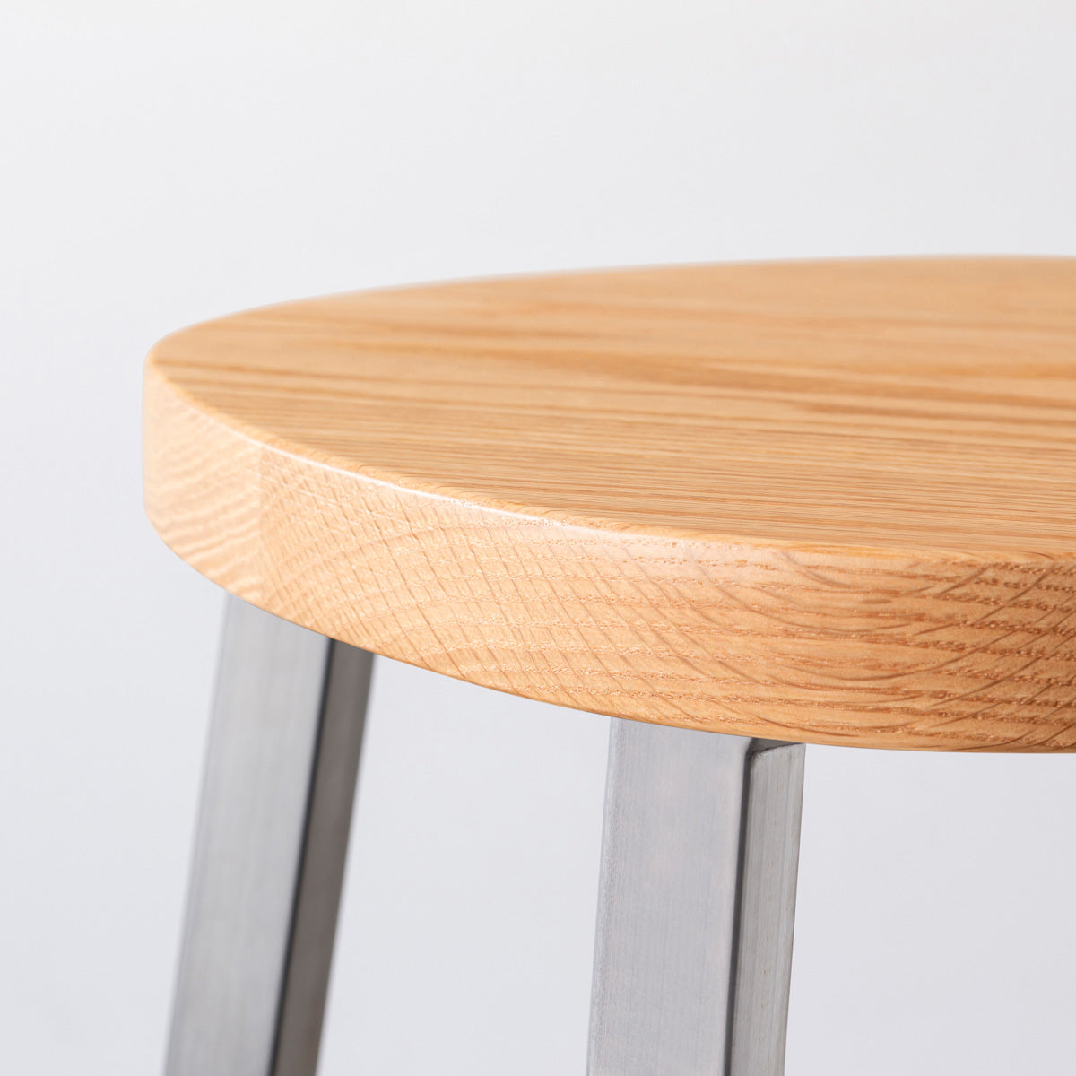 KANADEMONOの無垢レッドオーク Squircle座面とステンレスのSlant Bar脚を合わせたシンプルモダンなハイスツール（座面側面）