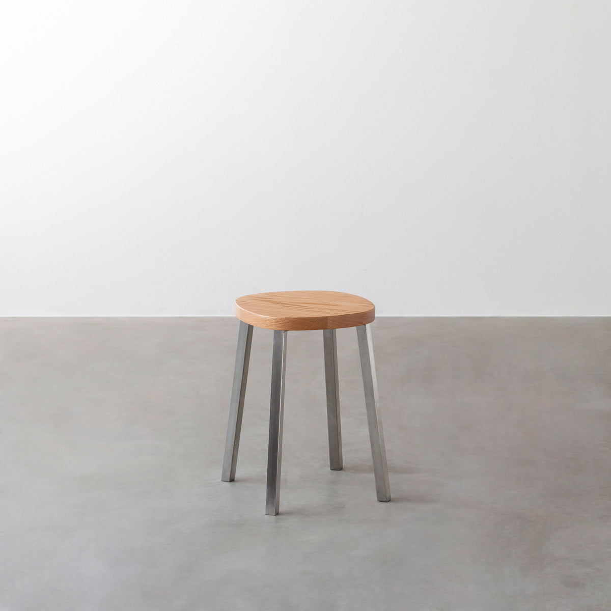 KANADEMONOの無垢レッドオーク Squircle座面とステンレスのSlant Bar脚を合わせたシンプルモダンなスツール