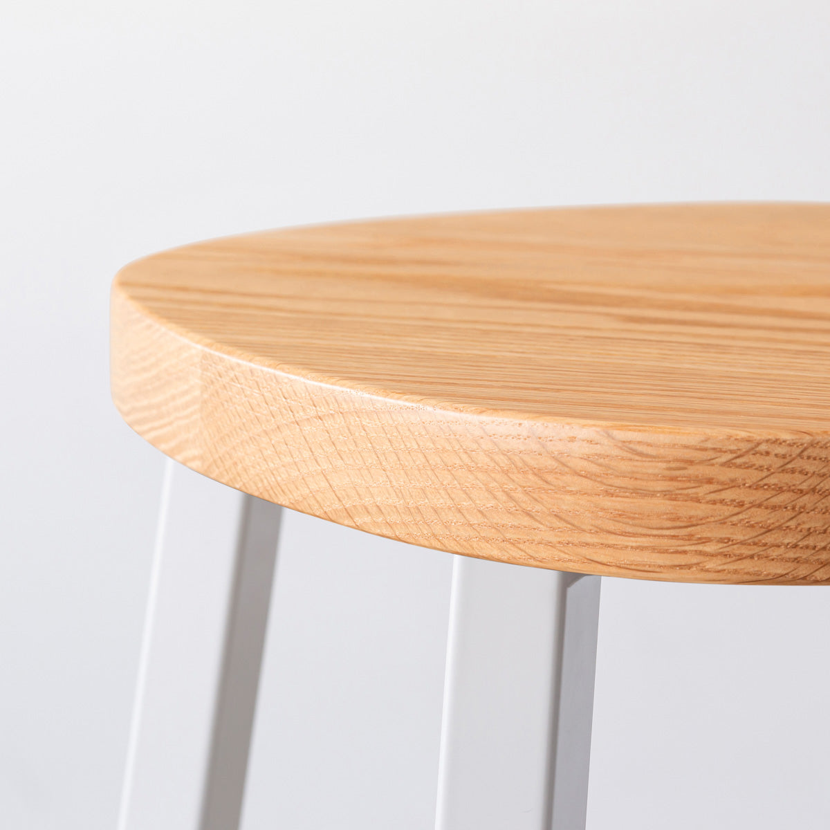 KANADEMONOの無垢レッドオーク Squircle座面とホワイトのSlant Bar脚を合わせたシンプルモダンなハイスツール（座面側面）