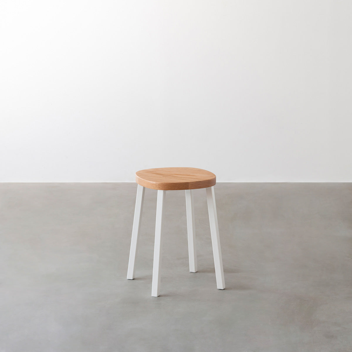 KANADEMONOの無垢レッドオーク Squircle座面とホワイトのSlant Bar脚を合わせたシンプルモダンなスツール