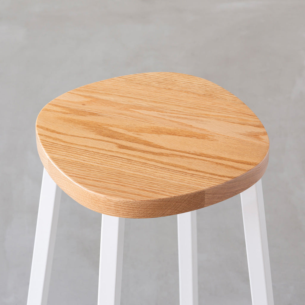 KANADEMONOの無垢レッドオーク Squircle座面とホワイトのSlant Bar脚を合わせたシンプルモダンなスツール（座面）