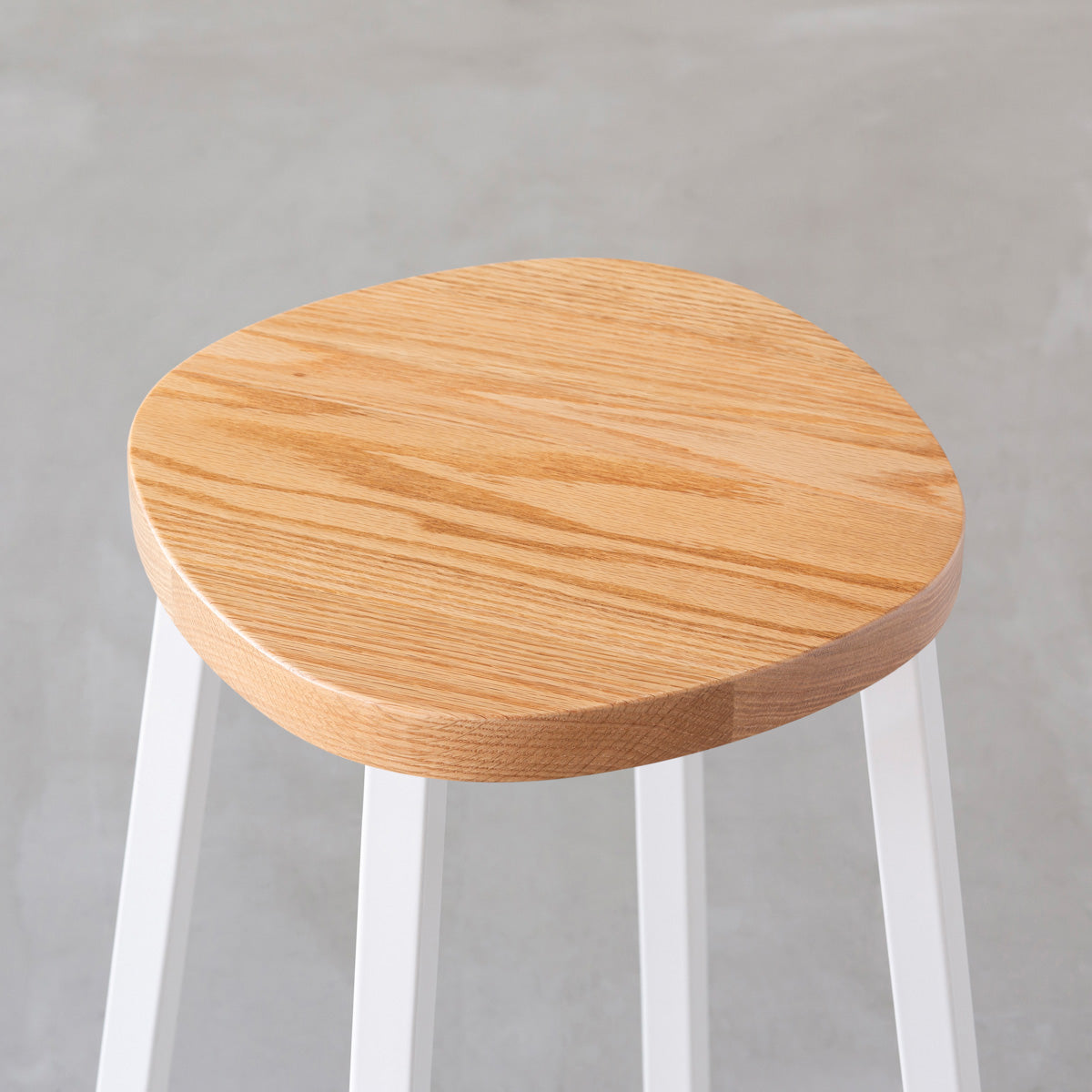 KANADEMONOの無垢レッドオーク Squircle座面とホワイトのSlant Bar脚を合わせたシンプルモダンなスツール（座面）