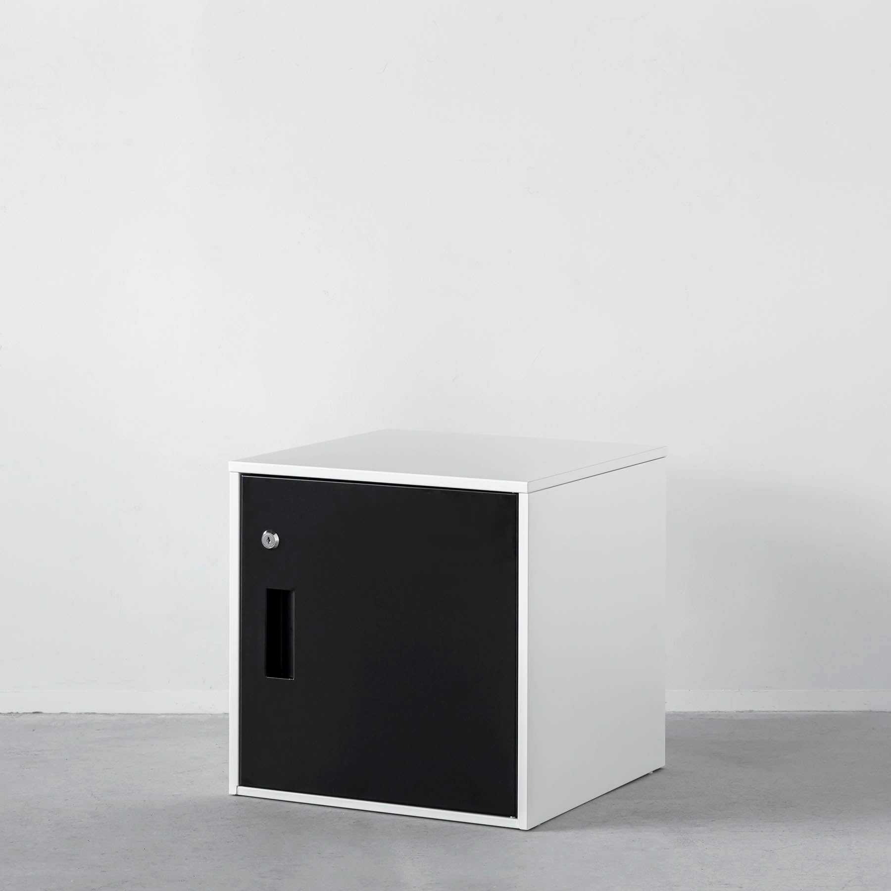 シンプルなブラックのスチール製ロッカーSサイズ