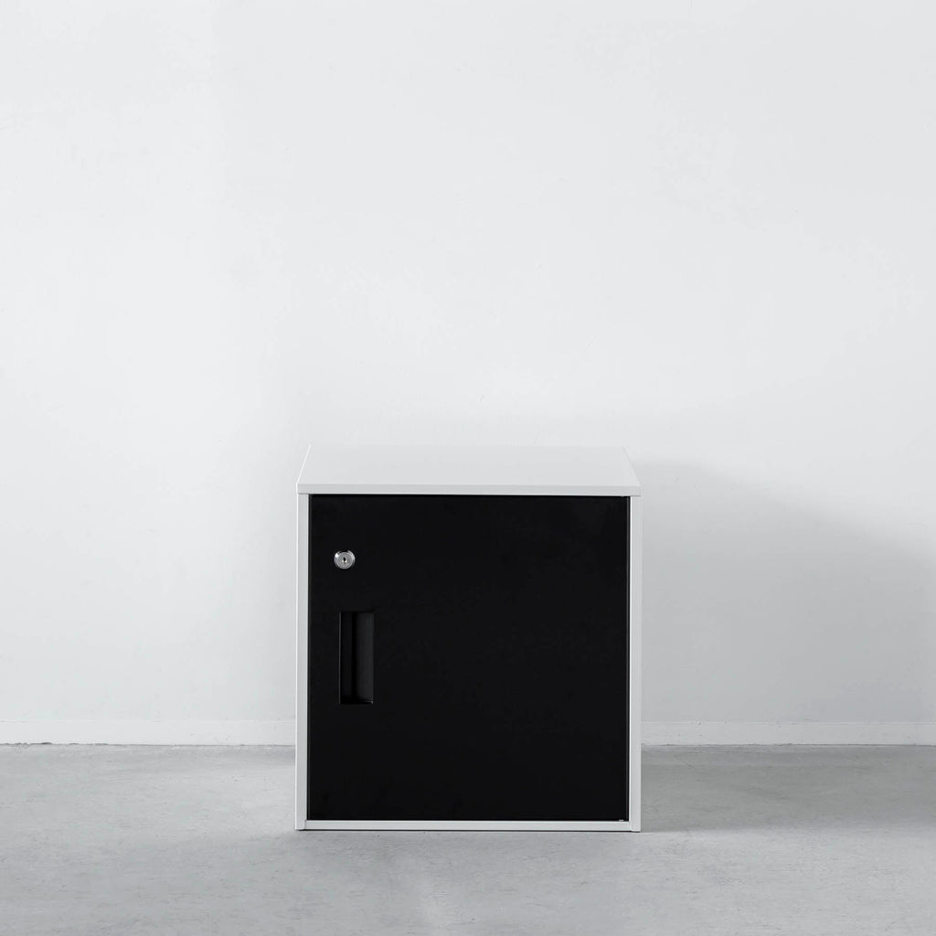 シンプルなブラックのスチール製ロッカーSサイズ