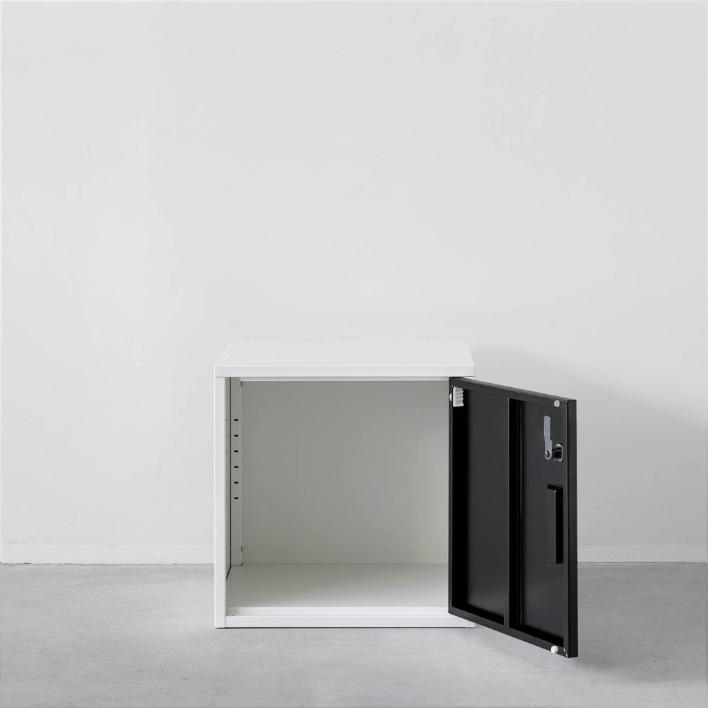 シンプルなブラックのスチール製ロッカーSサイズ