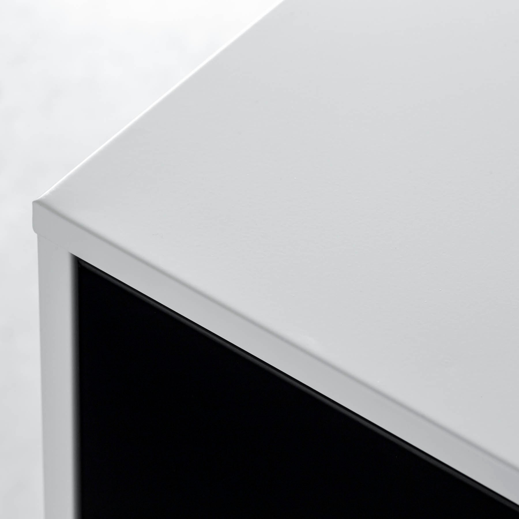 シンプルなブラックのスチール製ロッカーSサイズ