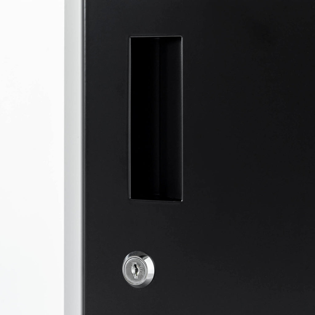 シンプルなブラックのスチール製ロッカーSサイズ