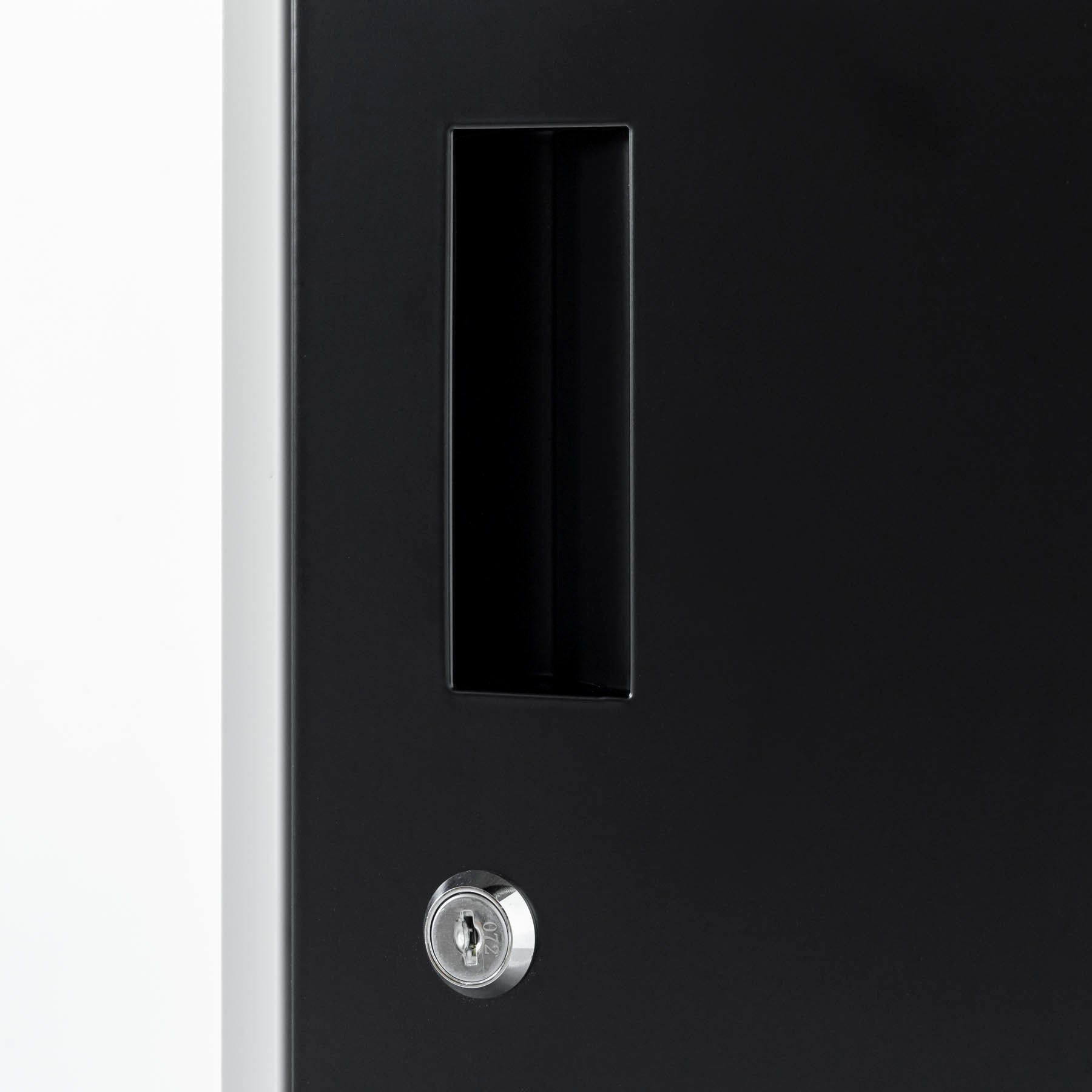 シンプルなブラックのスチール製ロッカーSサイズ