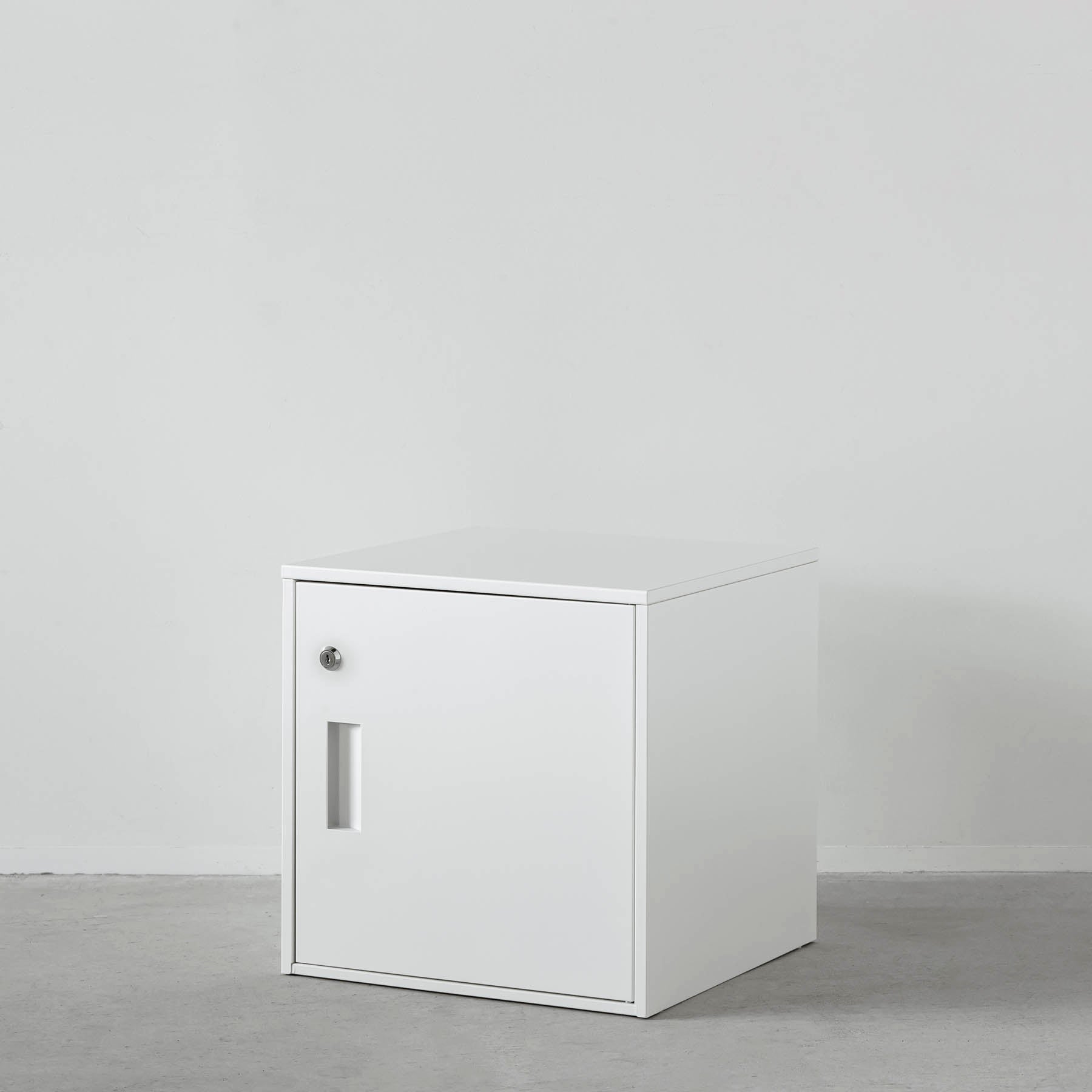 シンプルなホワイトのスチール製ロッカーSサイズ