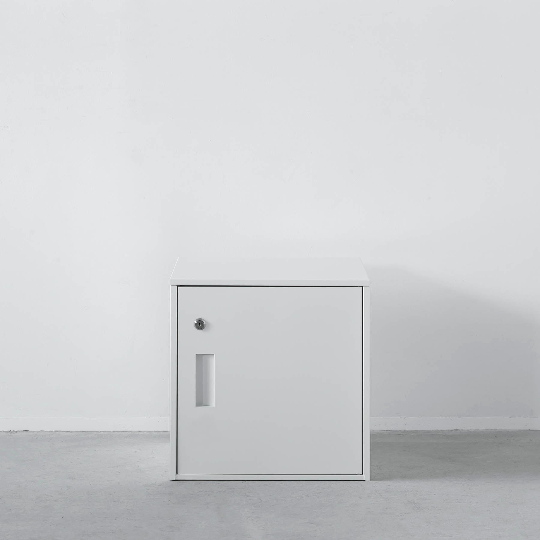 シンプルなホワイトのスチール製ロッカーSサイズ