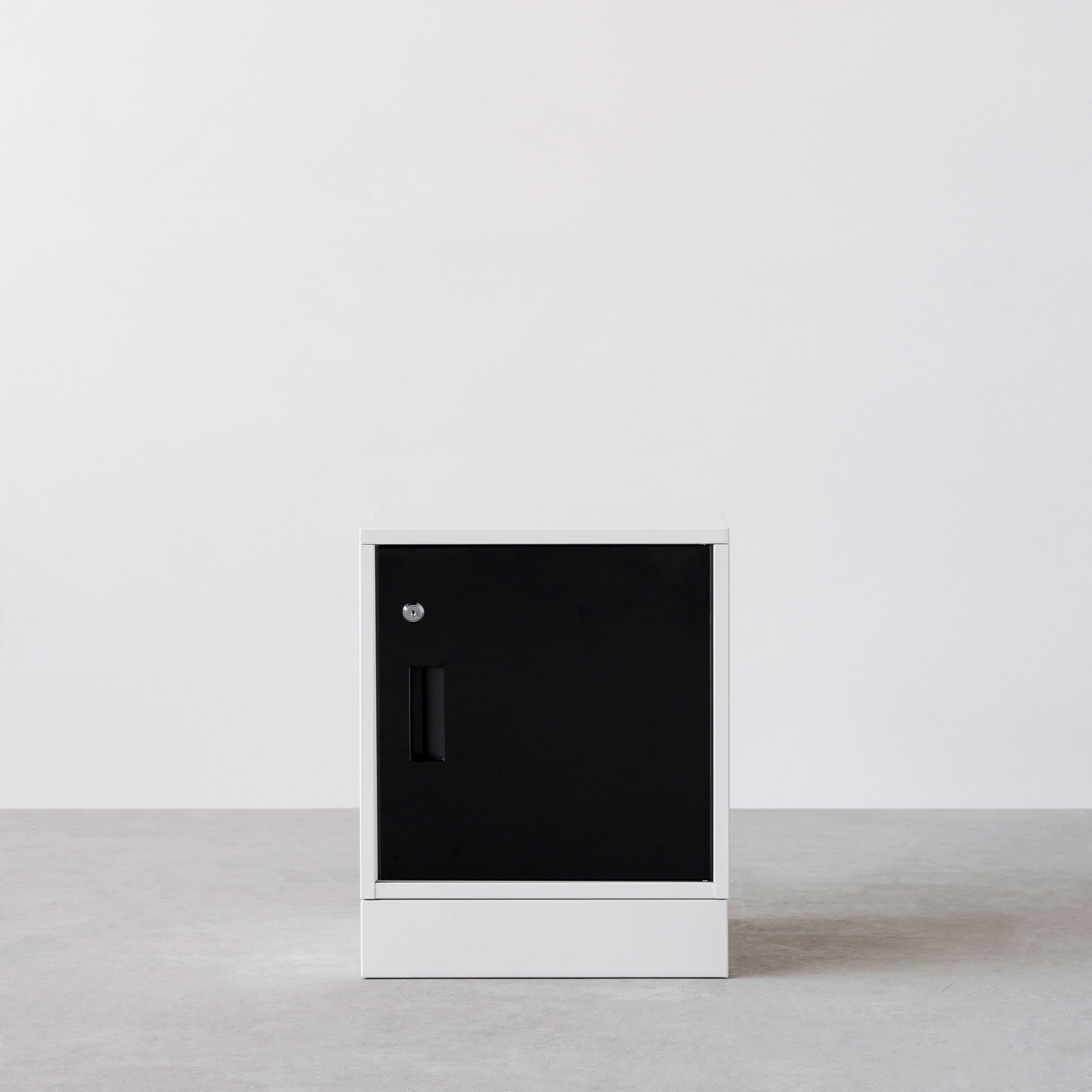 シンプルなブラックのスチール製ロッカーSサイズ