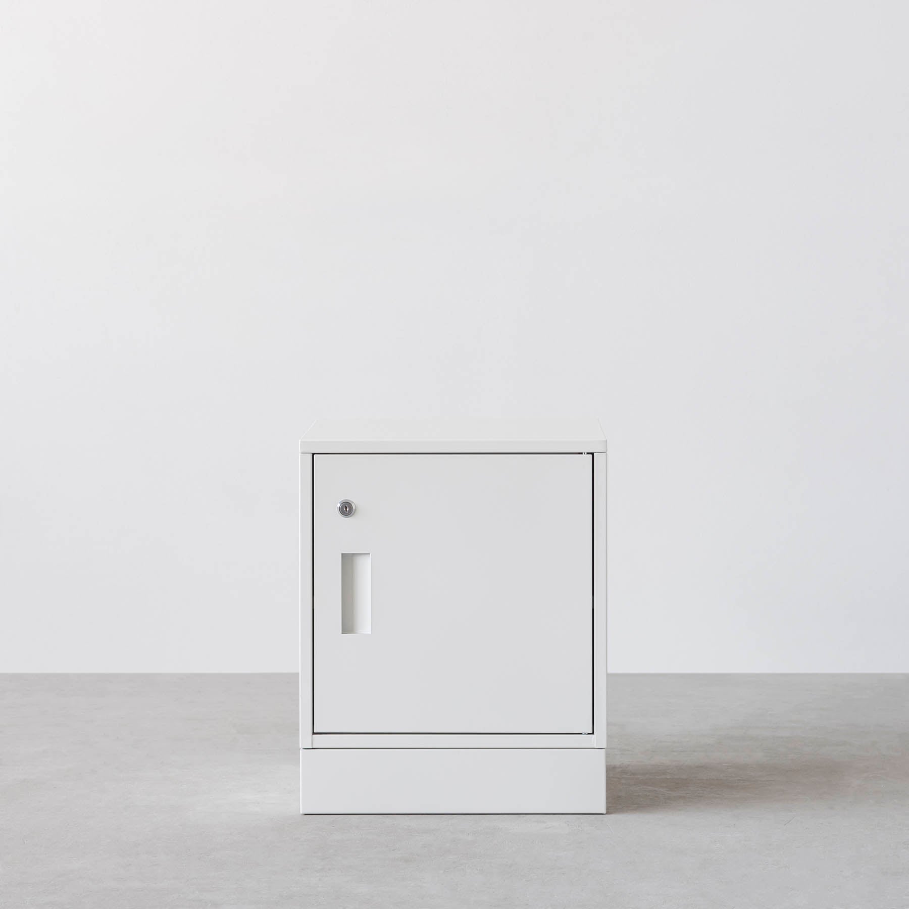 シンプルなホワイトのスチール製ロッカーSサイズ