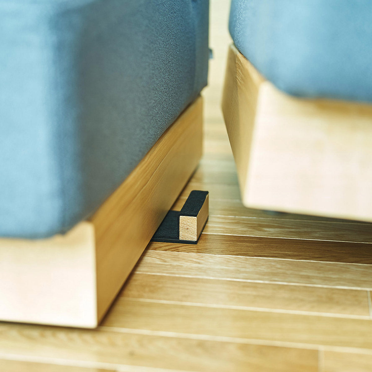ボリュームのある座面とアッシュ無垢材を用いたシンプルながらもユニットソファにもなるブルーの一人がけソファ（ユニット部品）