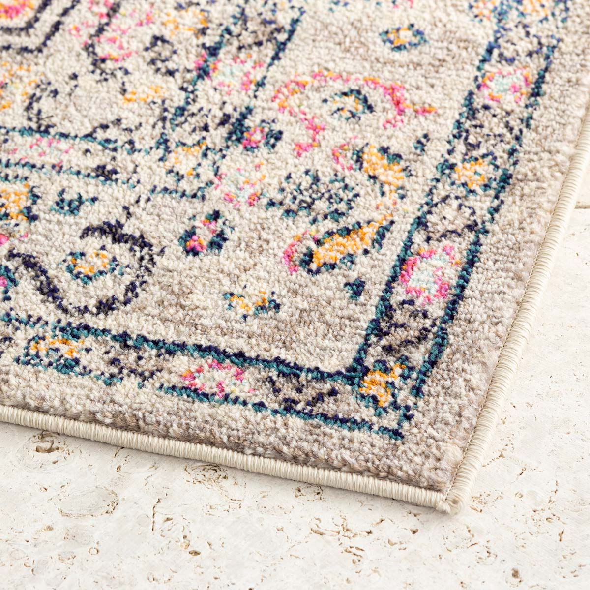 アイボリー・ベージュのグラデーションが優しい雰囲気のヴィンテージラグの角