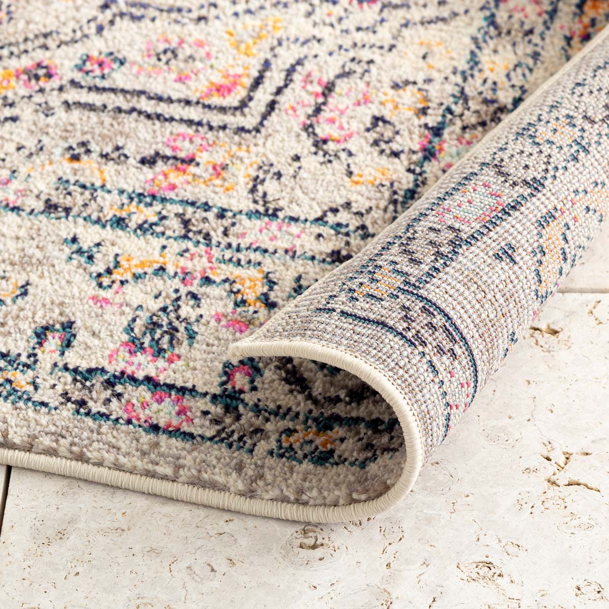 アイボリー・ベージュのグラデーションが優しい雰囲気のヴィンテージラグの裏地