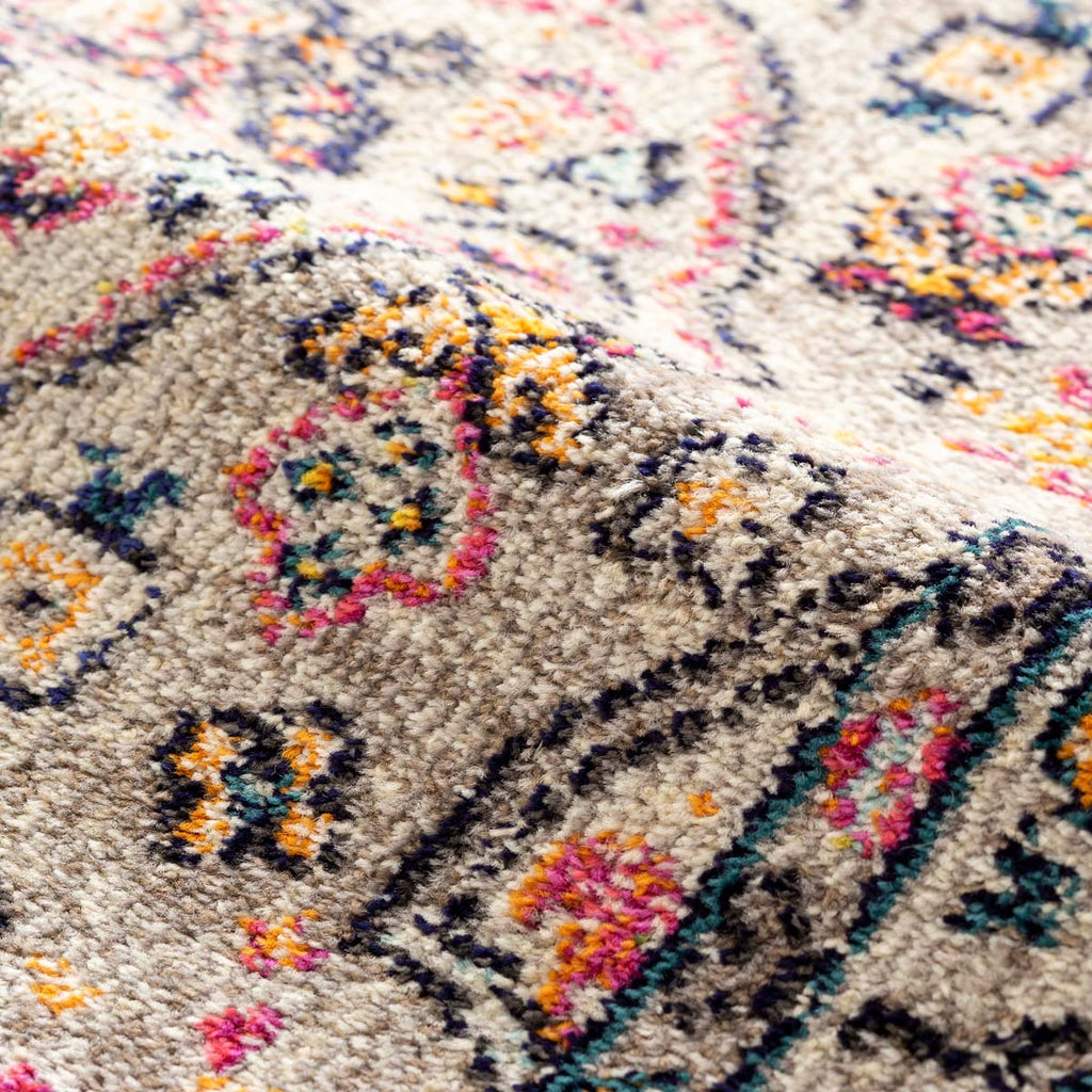 アイボリー・ベージュのグラデーションが優しい雰囲気のヴィンテージラグの表面