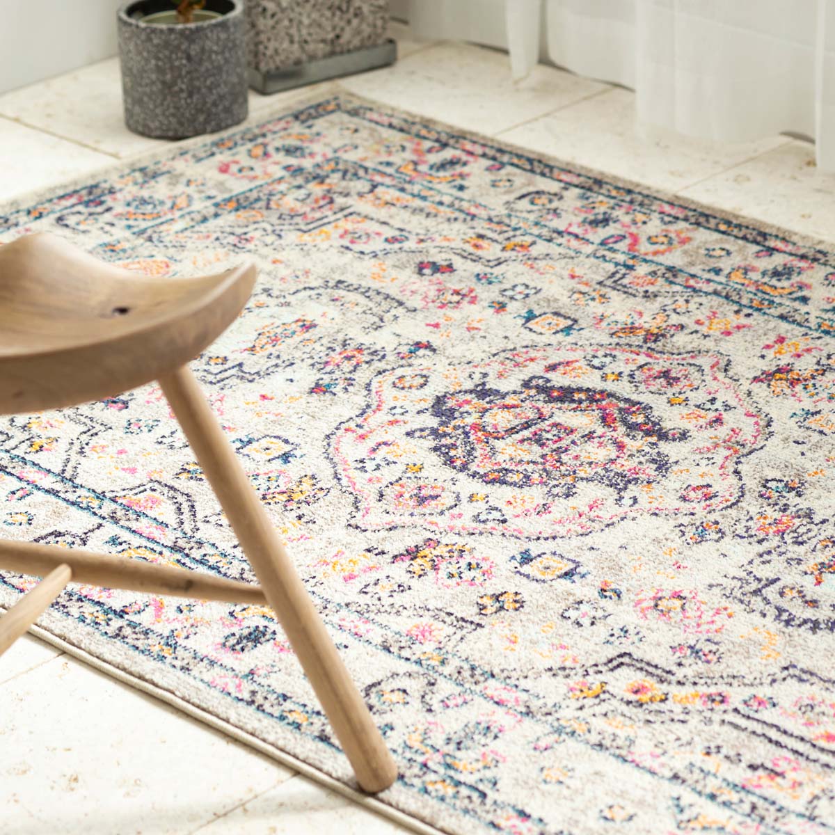 アイボリー・ベージュのグラデーションが優しい雰囲気のヴィンテージラグの使用例2