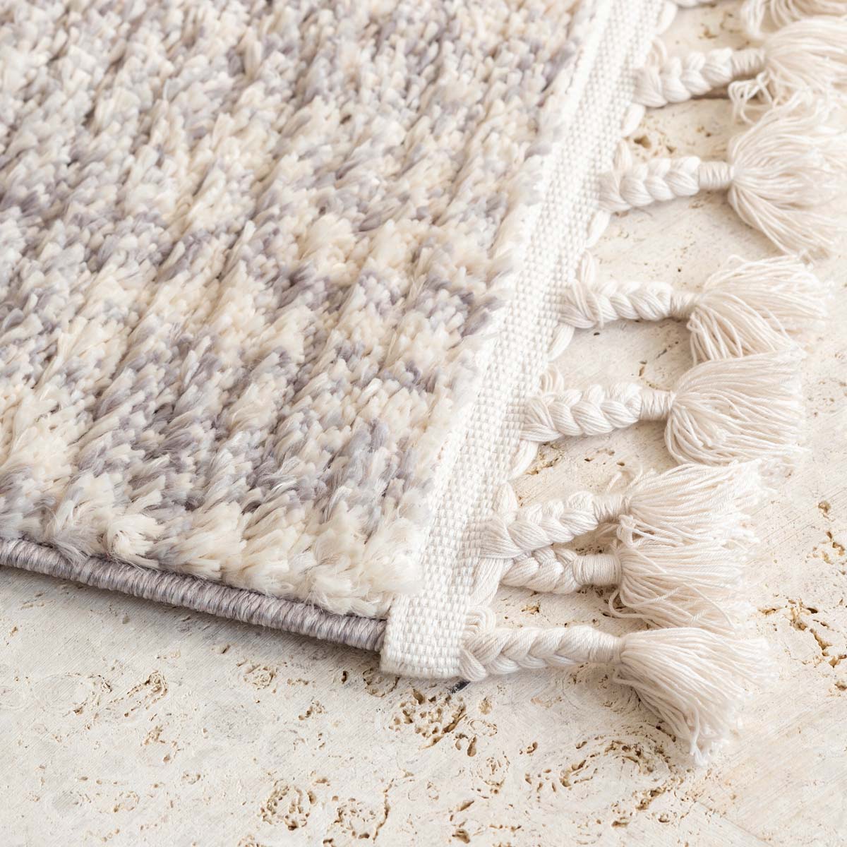 温かな色使いのダイヤモンドモチーフが、明るいトーンでお部屋に賑やかさをプラスしてくれるモロッカンラグの角