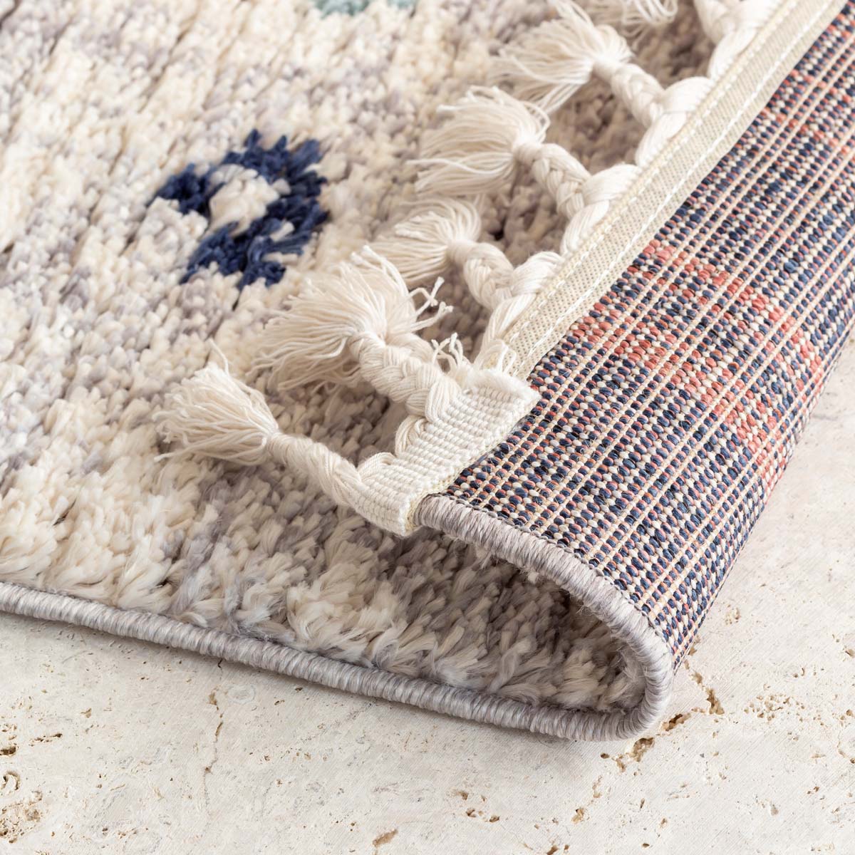 温かな色使いのダイヤモンドモチーフが、明るいトーンでお部屋に賑やかさをプラスしてくれるモロッカンラグの裏地