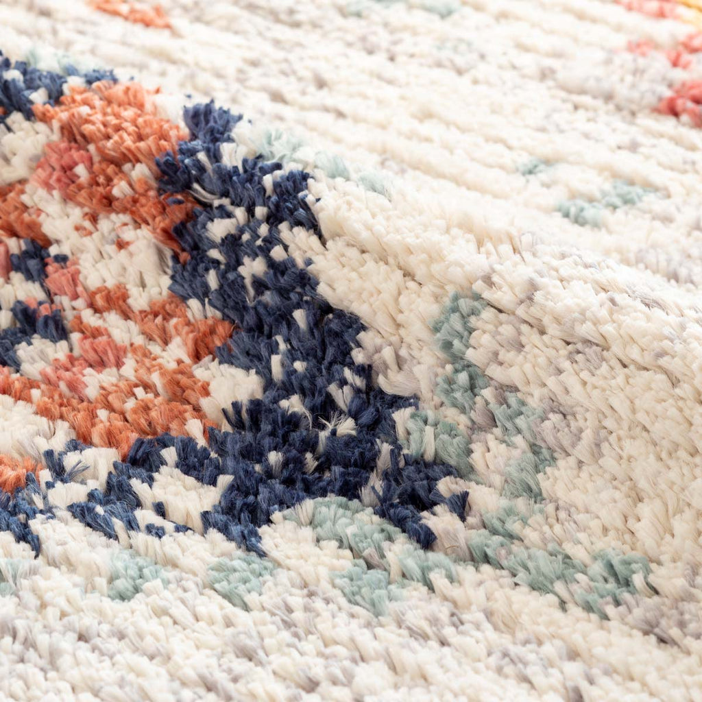 温かな色使いのダイヤモンドモチーフが、明るいトーンでお部屋に賑やかさをプラスしてくれるモロッカンラグの表面2