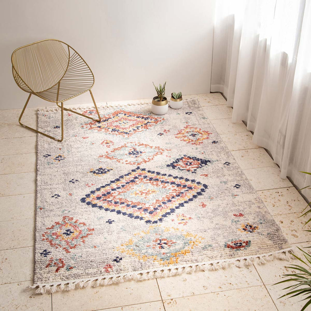 温かな色使いのダイヤモンドモチーフが、明るいトーンでお部屋に賑やかさをプラスしてくれるモロッカンラグの使用例2