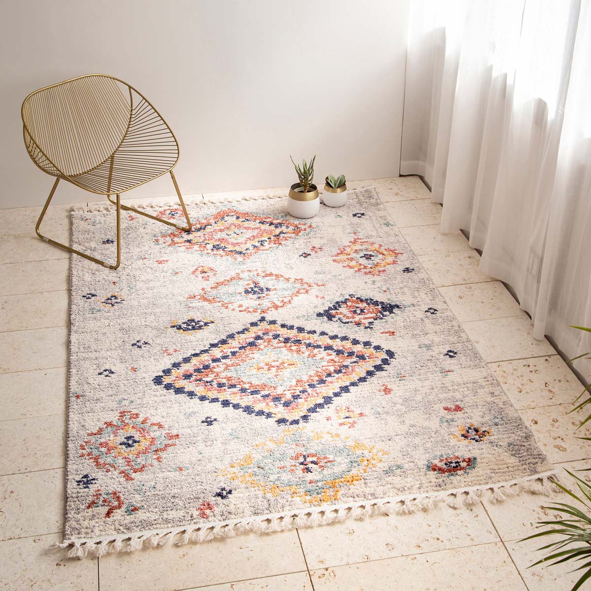 温かな色使いのダイヤモンドモチーフが、明るいトーンでお部屋に賑やかさをプラスしてくれるモロッカンラグの使用例2