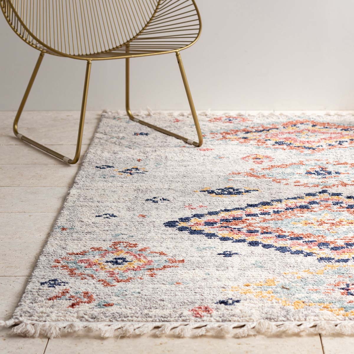 温かな色使いのダイヤモンドモチーフが、明るいトーンでお部屋に賑やかさをプラスしてくれるモロッカンラグの使用例3