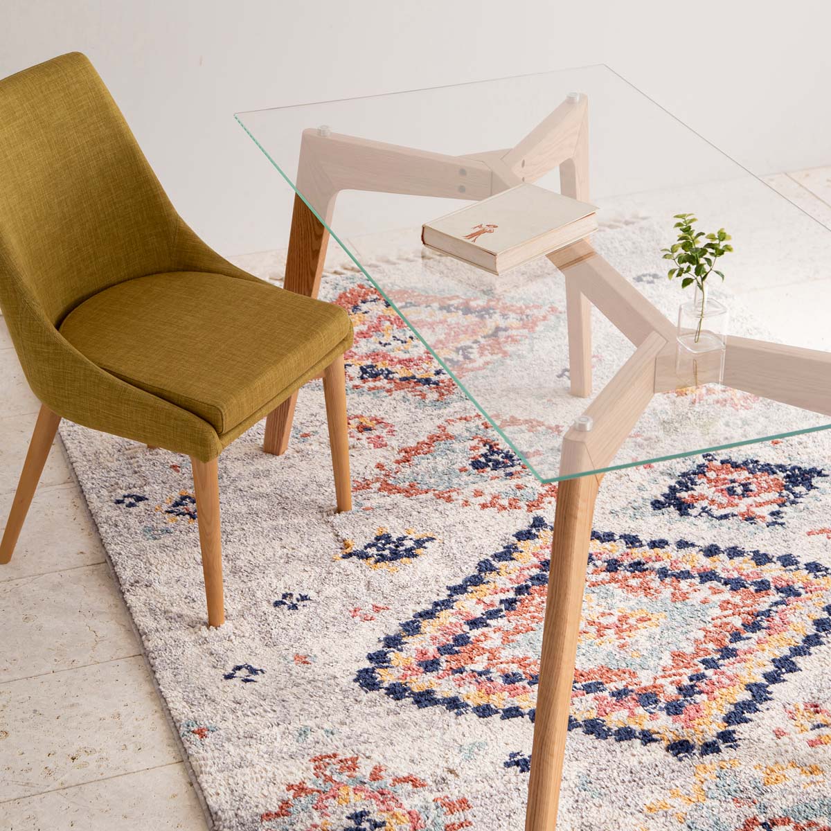 温かな色使いのダイヤモンドモチーフが、明るいトーンでお部屋に賑やかさをプラスしてくれるモロッカンラグの使用例4