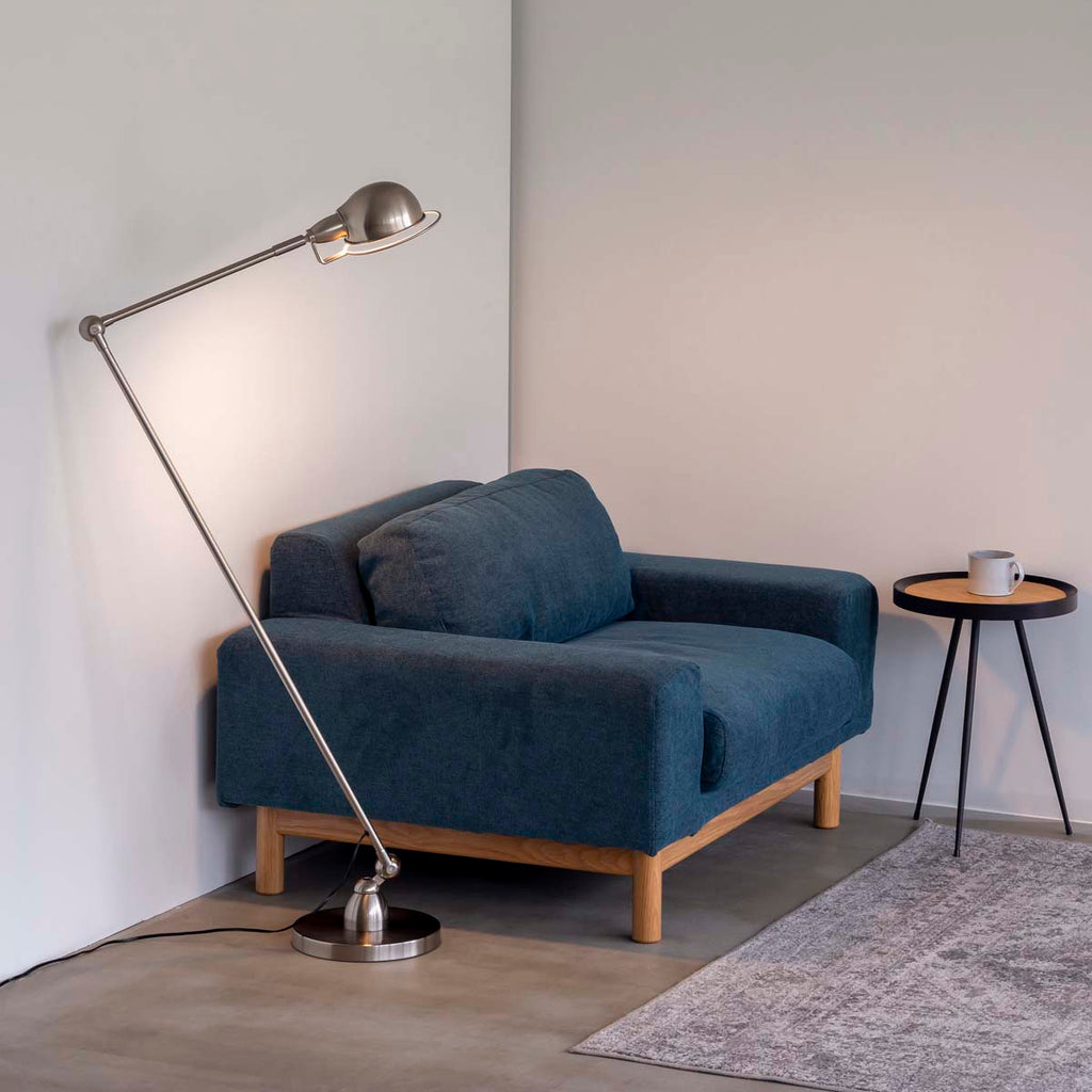 シルバーのフロアライトに明かりを灯してソファを合わせたお部屋のコーディネートイメージ