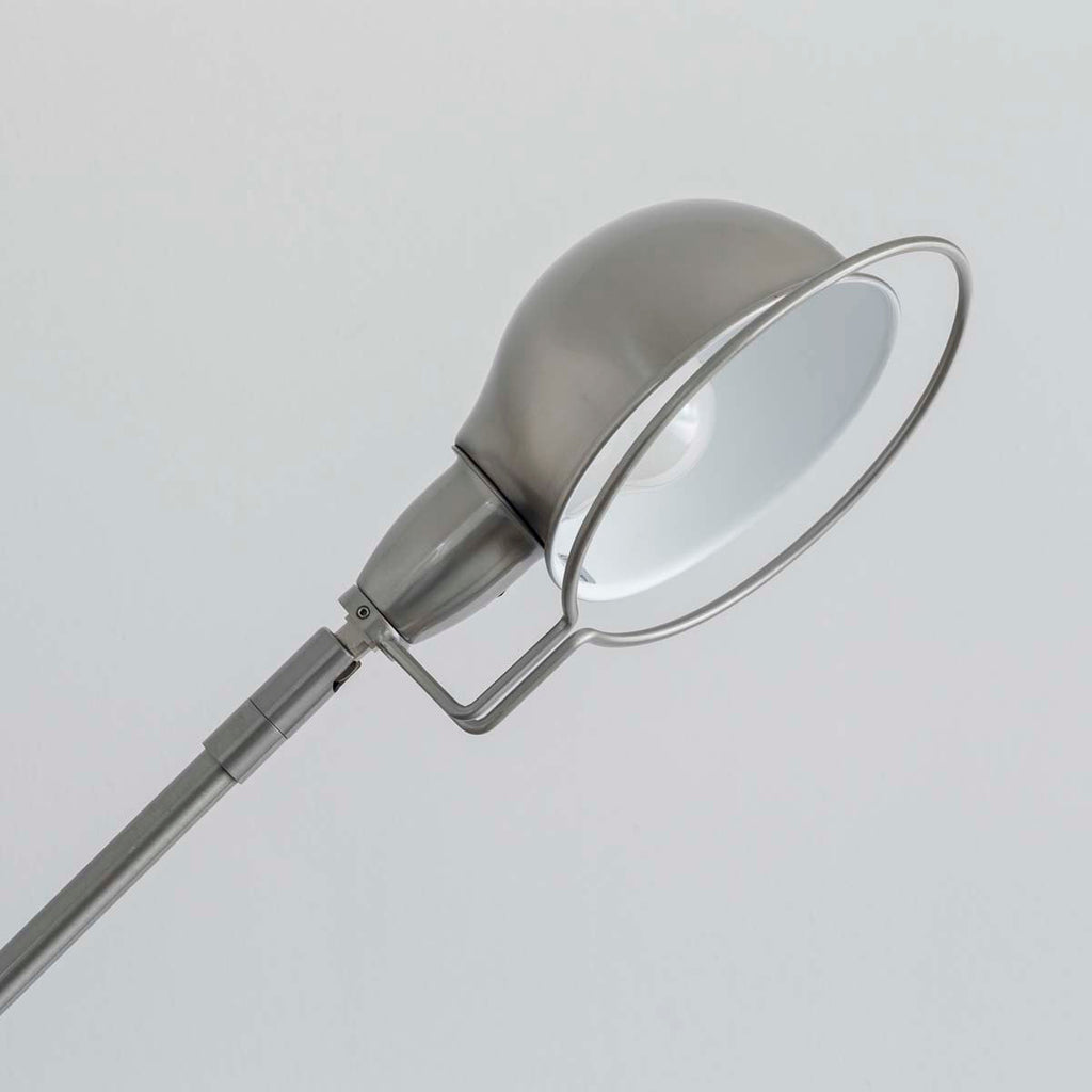 丸みを帯びたヘッドがユニークなシルバーのフロアライト