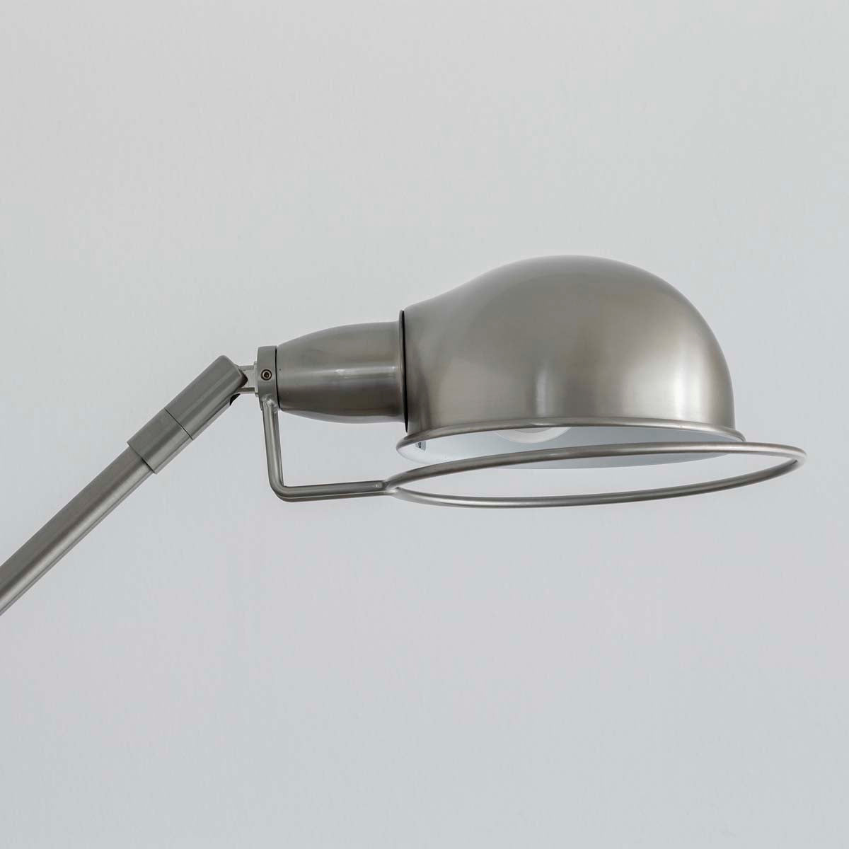 シルバーのフロアライトのヘッド部分を横からクローズアップ